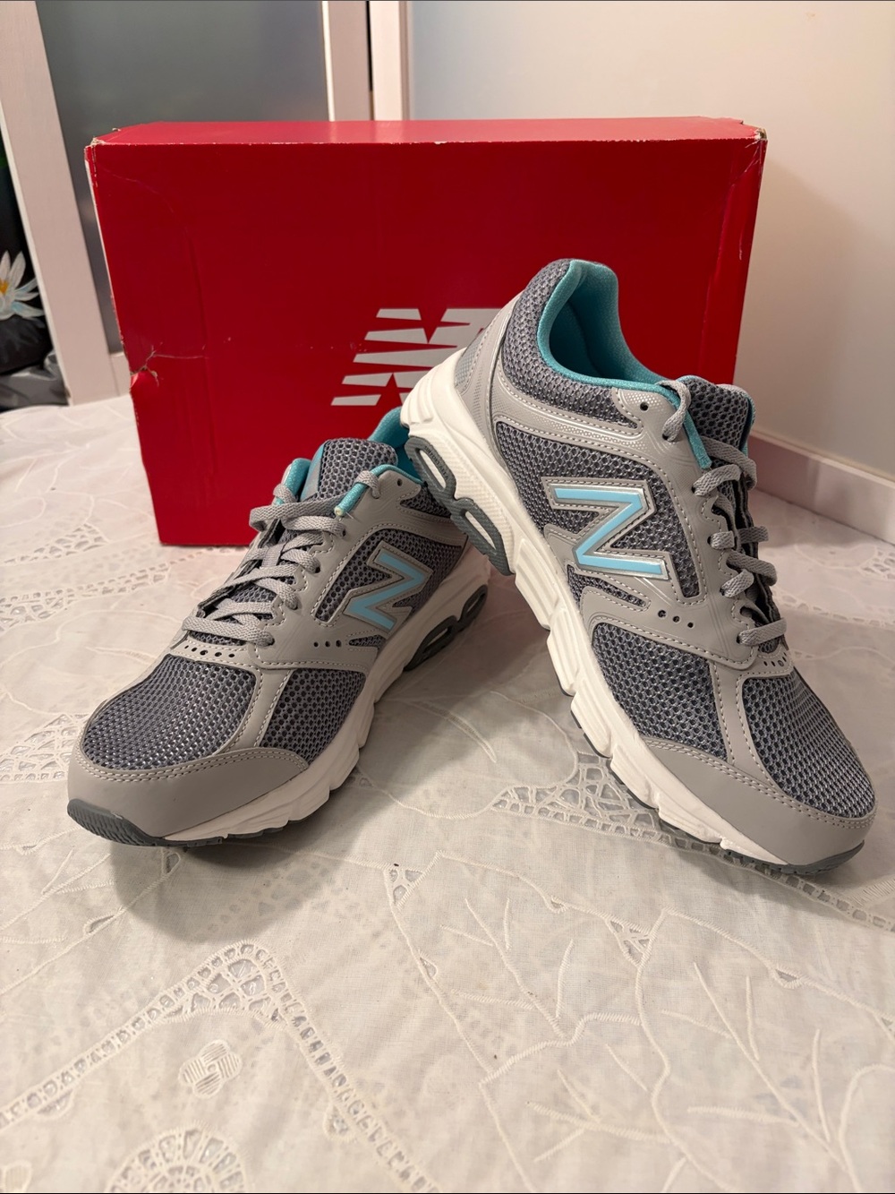 NWT New Balance Gray Sneakers with Teal Accents. SZ 10